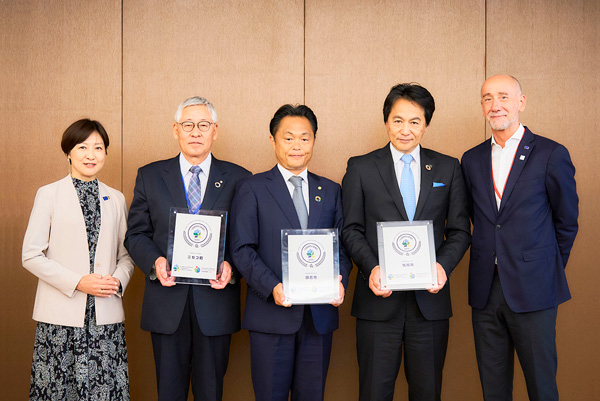 バッジ交付式にて （右から） 駐日EU大使、
亀岡市長、鎌倉市副市長、ニセコ町長、杉山事務局長