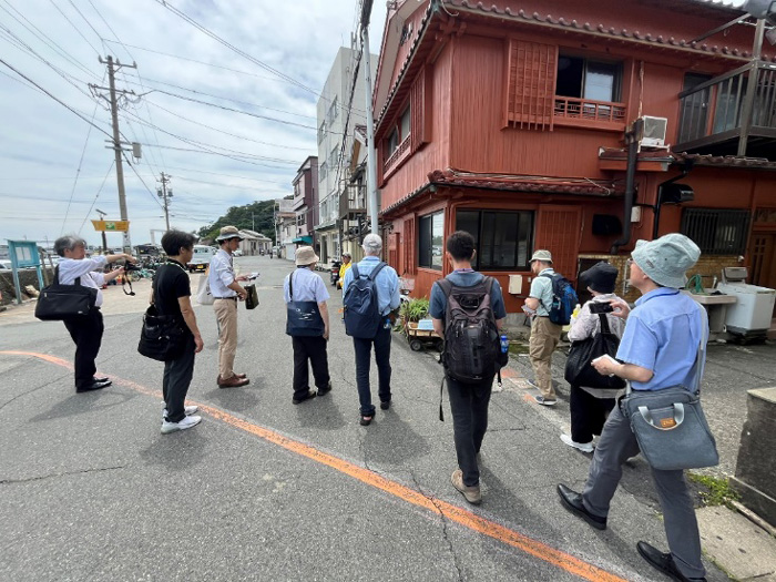 地域案内人のガイドで答志島を巡る