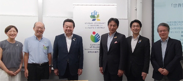 右から、青山公三所長（地域問題研究所）、 小山祐市長（みよし市） 、桂川孝裕市長（亀岡市）、若生裕俊市長（富谷市）、増原直樹准教授（兵庫県立大学）、杉山範子特任教授（世界首長誓約/日本 事務局長）