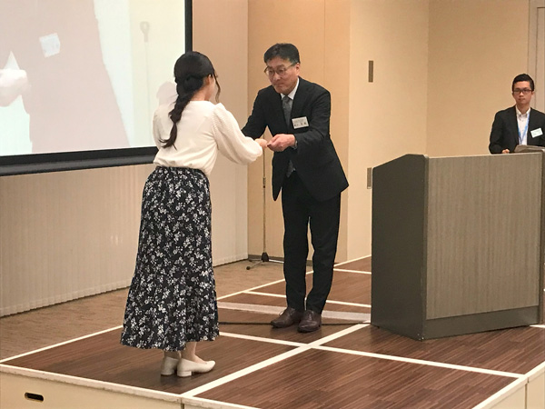 横山研究科長から参加者全員に修了証授与