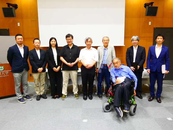 一宮市の誓約式にて中野正康市長（中央）と横山研究科長（左）、杉山事務局長（右）