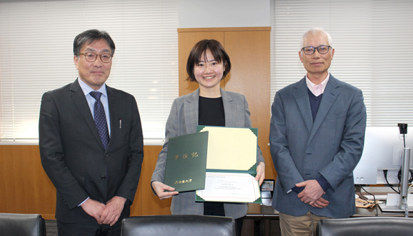 修了生紀平真理子さん（中）と横山智環境学研究科長（左）、高野雅夫センター長（右）