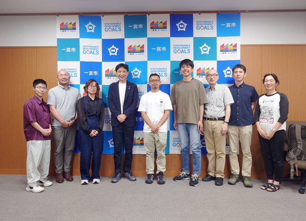 中野正康・一宮市長（左から4番目）との記念写真
