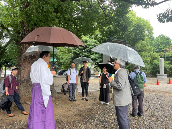 真清田神社で自然保全についてのインタビュー
