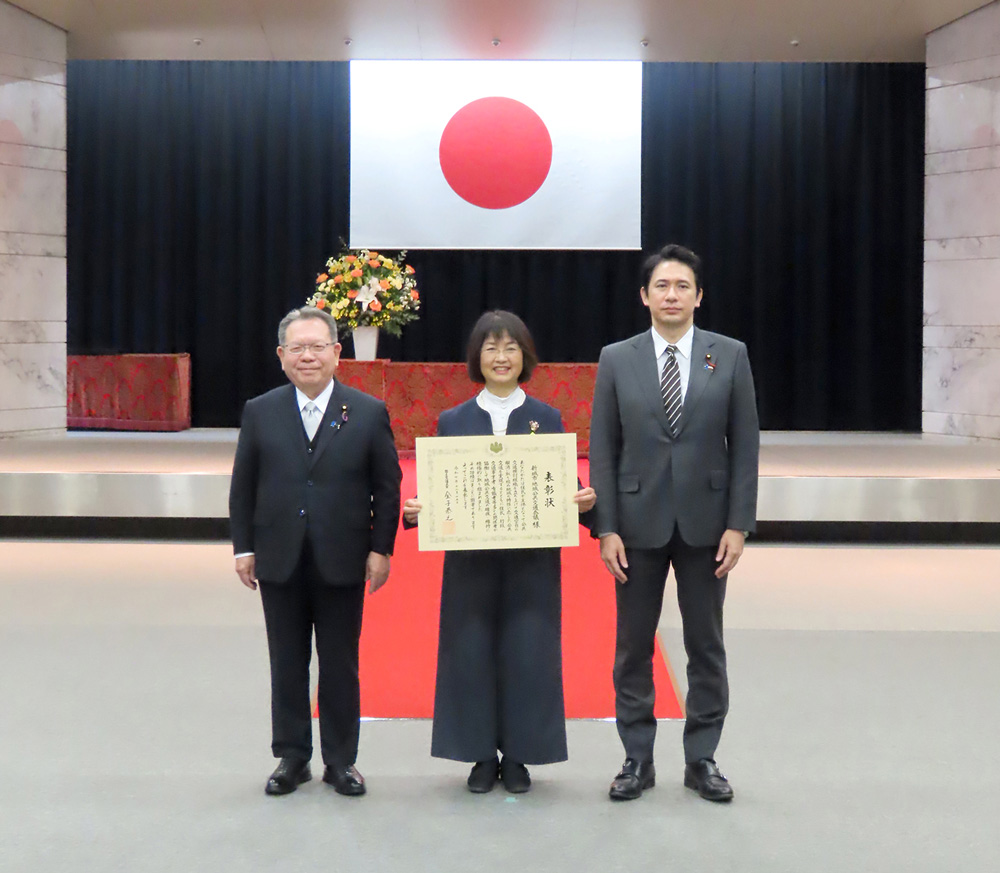表彰後の記念写真。(左から酒井国土交通副大臣、新城市地域公共交通会議座長の加藤氏、加藤国土交通大臣政務官)