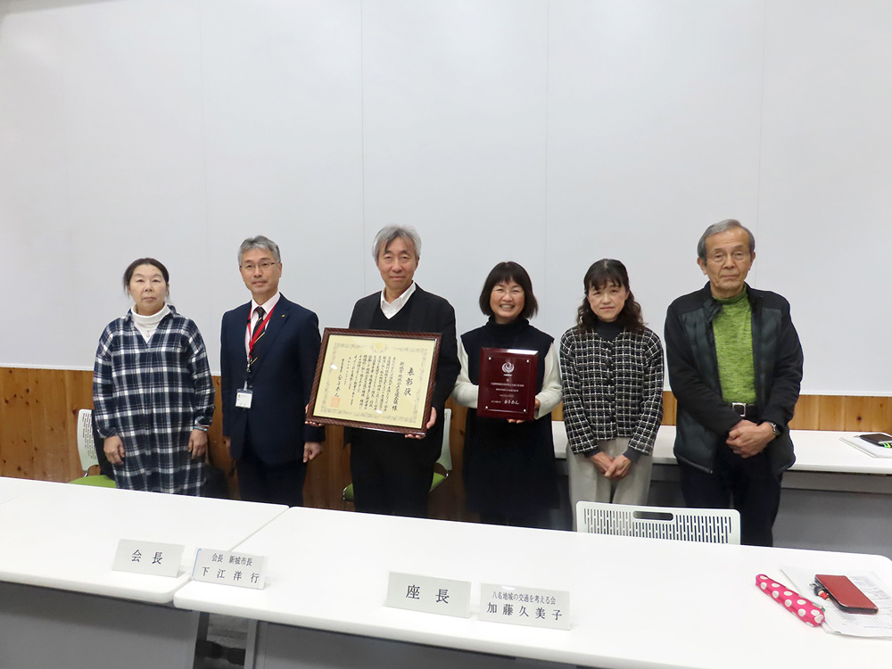 地域公共交通会議終了後の写真。(左から２番目が下江新城市長、３番目が加藤教授)