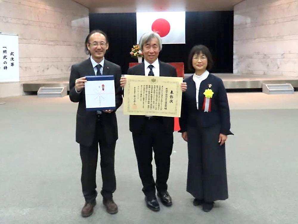 表彰会場（国土交通省内）にて、左から新城市公共交通対策課長の本田氏、加藤博和教授、新城市地域公共交通会議座長の加藤久美子氏