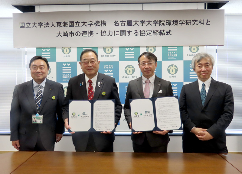 表彰会場(国土交通省内)にて、左から新城市公共交通対策課長の本田氏、加藤博和教授、新城市地域公共交通会議座長の加藤久美子氏
